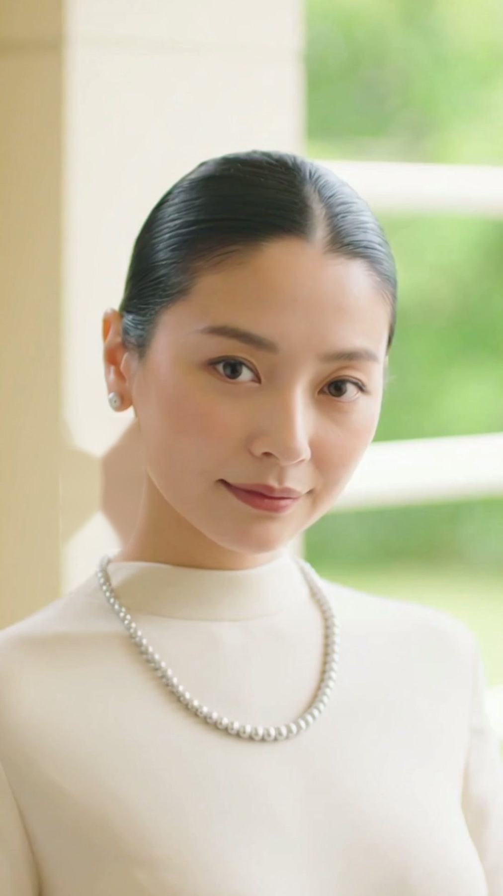 Daylight styling image with pearl necklace and earrings