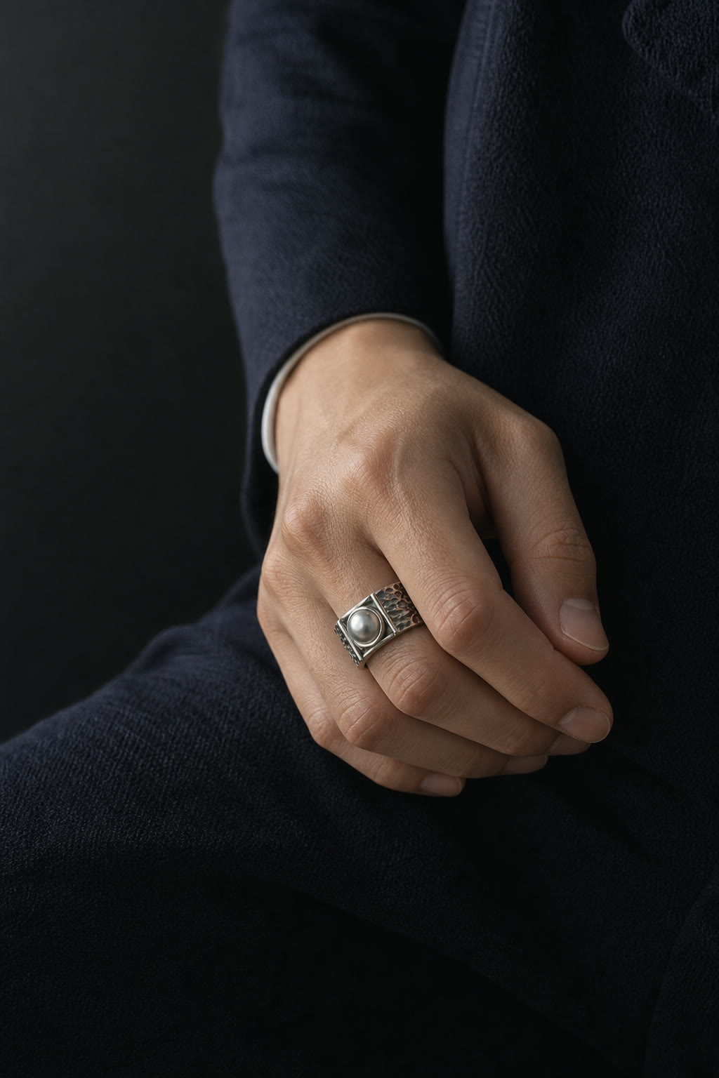 Bis SPIRA AK Design pearl ring styled on a younger male hand