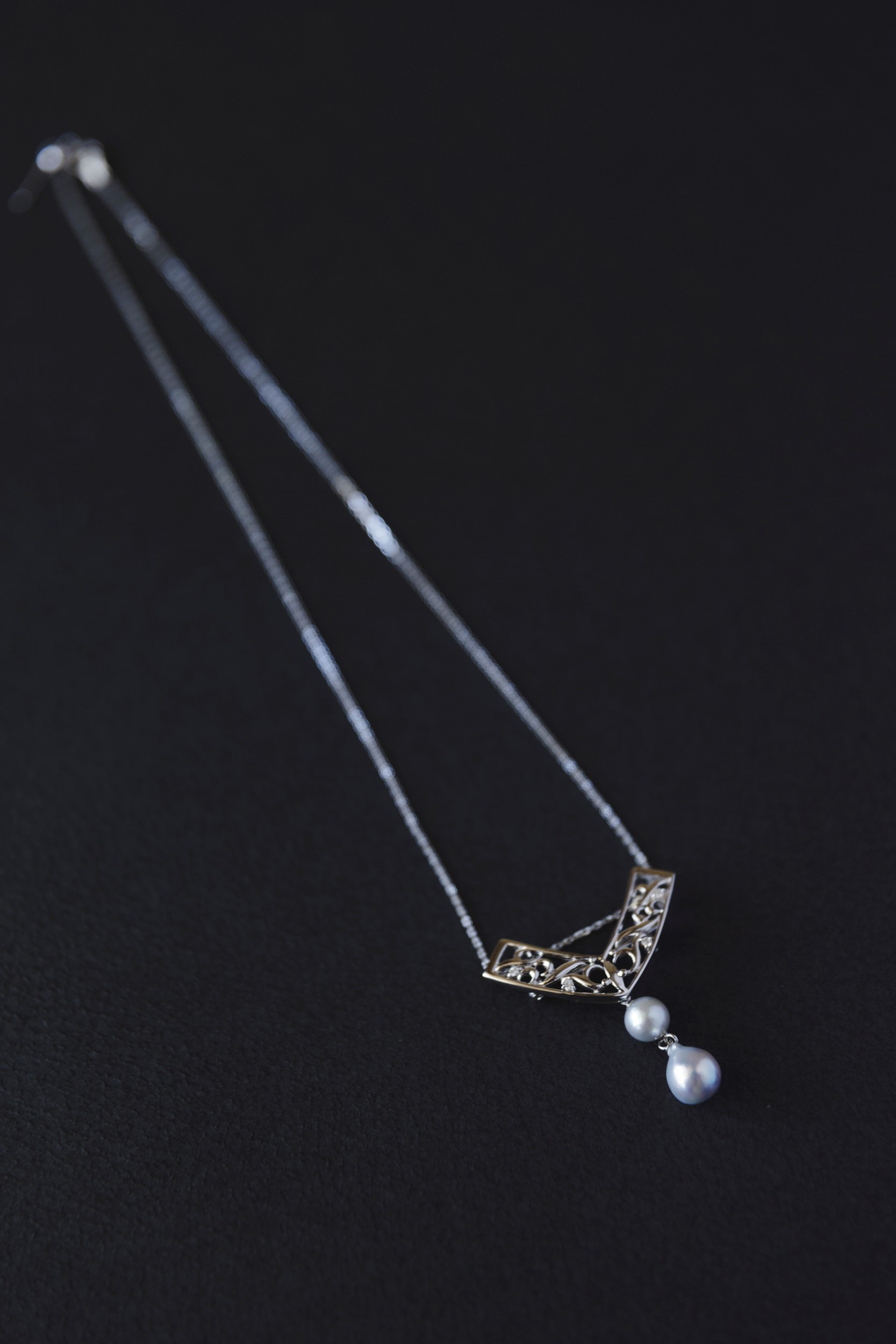 New IRIS SPIRA pearl brooch pendant on black fabric